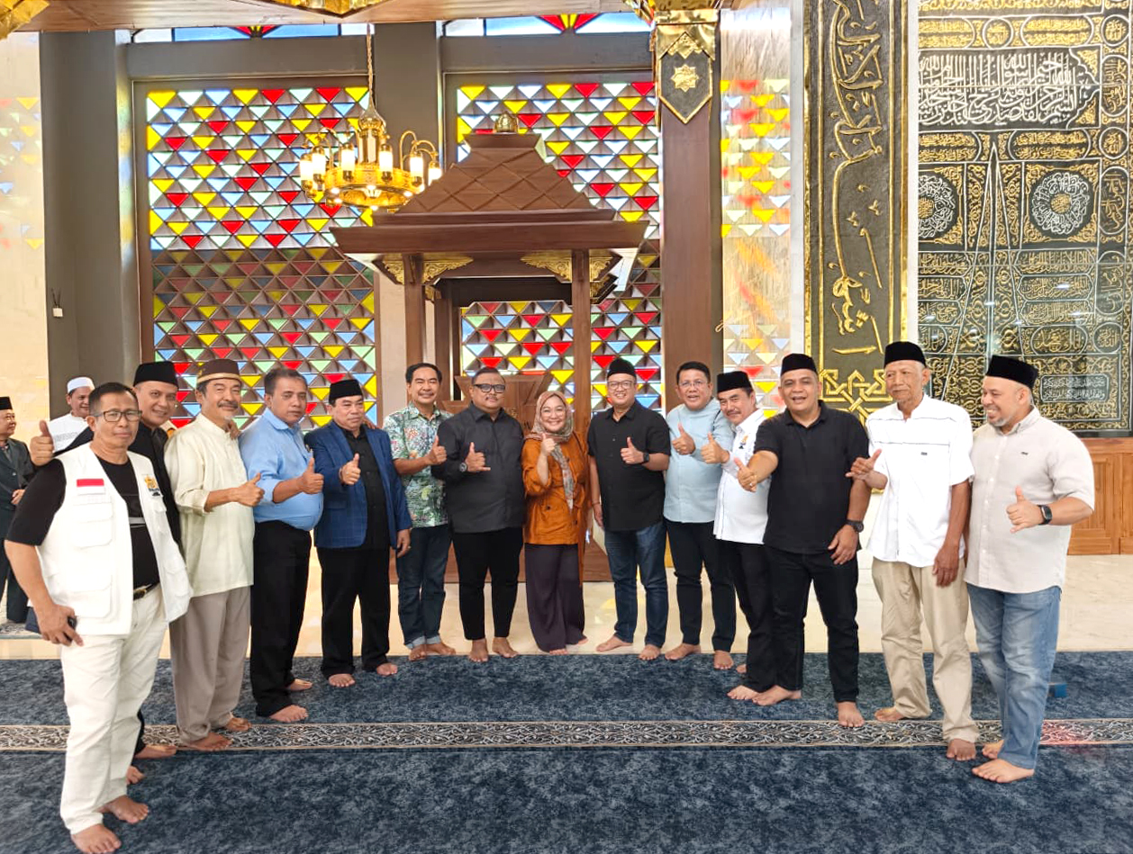 Dalam rangka Mukab IX Kadin Kabupaten Bogor, Panitia dan Ibu Ketua KADIN Kab. Bogor melaksanakan Sholat Azhar dan Doa Bersama di Masjid Nurul Wathon.